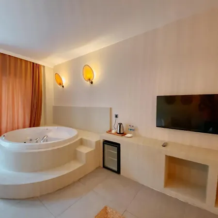 Clotho Suites - Golden Life Resort 아파트호텔